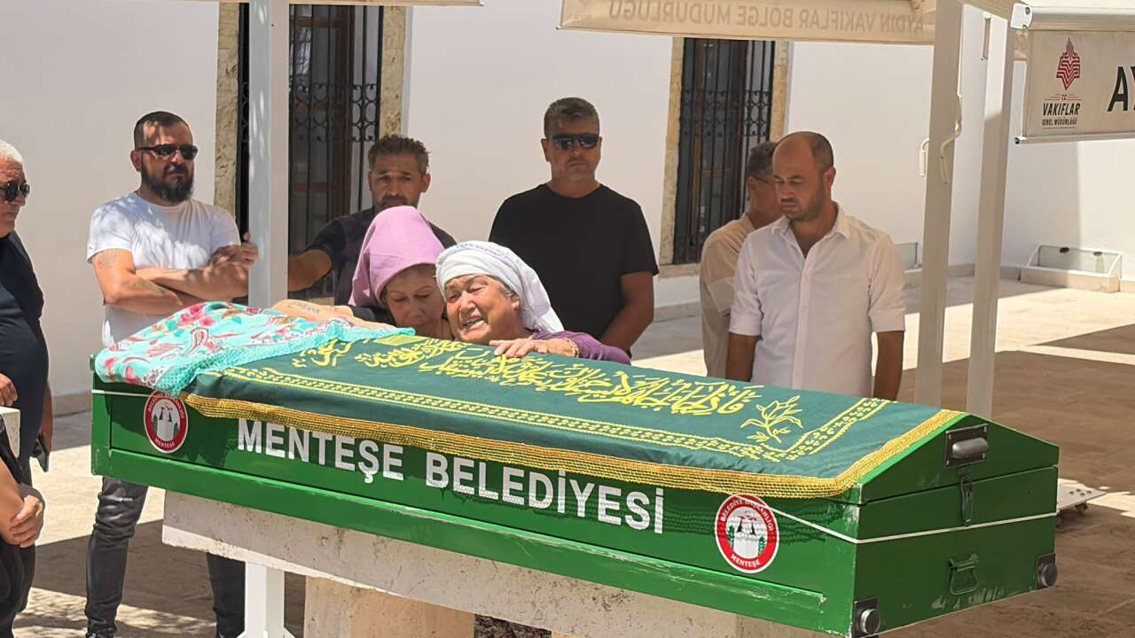 Muğla’da Hayatını Kaybeden Sevil Işıktekin Son Yolculuğuna Uğurlandı: Tabutunu Kadınlar Omuzladı 4